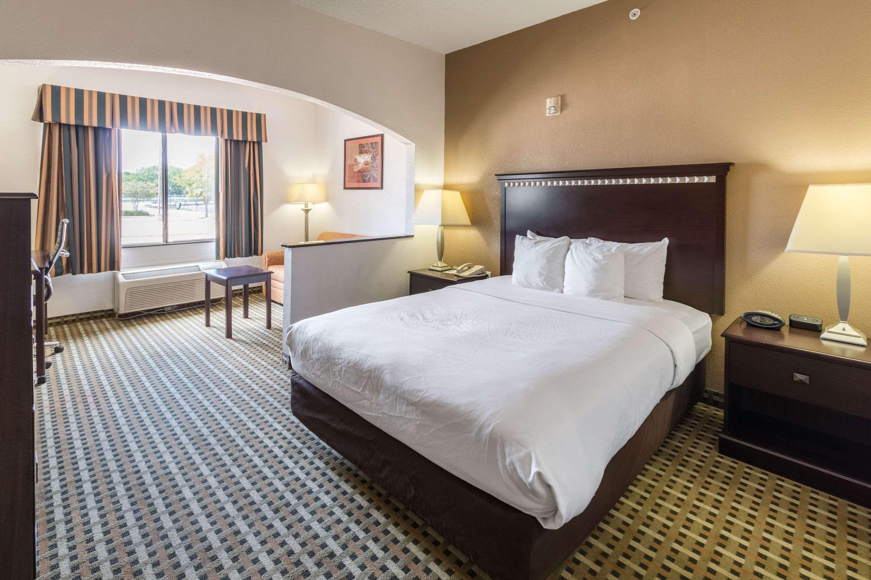 Quality Suites Burleson - Ft Worth מראה חיצוני תמונה